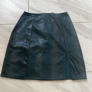 windsor green scaled faux leather mini skirt, size small